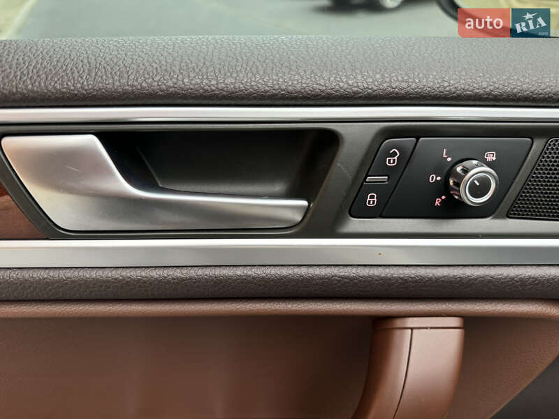 Внедорожник / Кроссовер Volkswagen Touareg 2012 в Львове