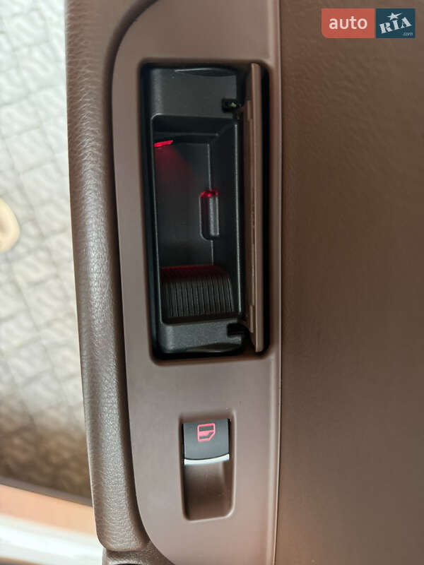 Внедорожник / Кроссовер Volkswagen Touareg 2012 в Львове