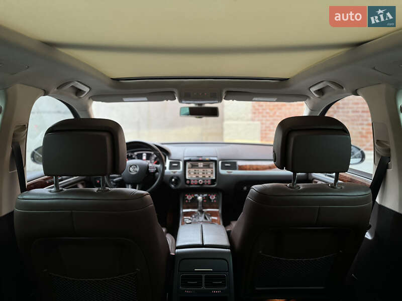 Внедорожник / Кроссовер Volkswagen Touareg 2012 в Львове