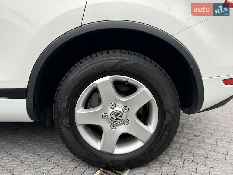 Внедорожник / Кроссовер Volkswagen Touareg 2012 в Львове
