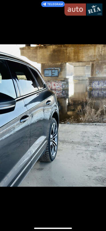 Внедорожник / Кроссовер Volkswagen Touareg 2019 в Киеве