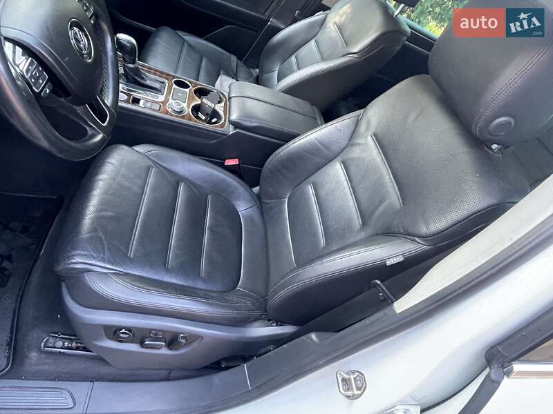 Внедорожник / Кроссовер Volkswagen Touareg 2015 в Черкассах