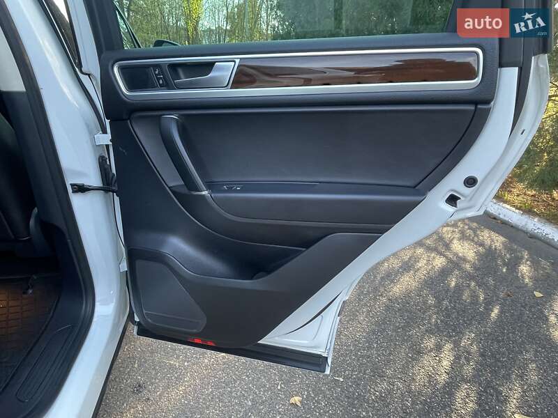 Внедорожник / Кроссовер Volkswagen Touareg 2015 в Черкассах