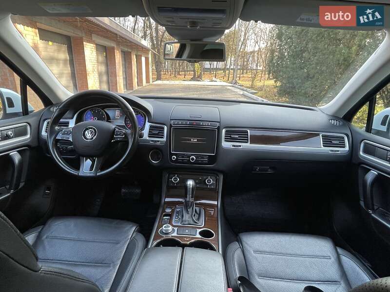 Внедорожник / Кроссовер Volkswagen Touareg 2015 в Черкассах
