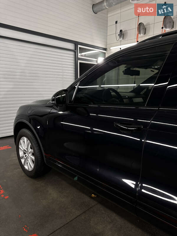 Внедорожник / Кроссовер Volkswagen Touareg 2011 в Хмельницком