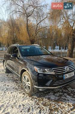 Позашляховик / Кросовер Volkswagen Touareg 2015 в Дубні