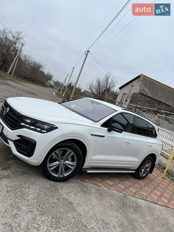 Позашляховик / Кросовер Volkswagen Touareg 2019 в Первомайську