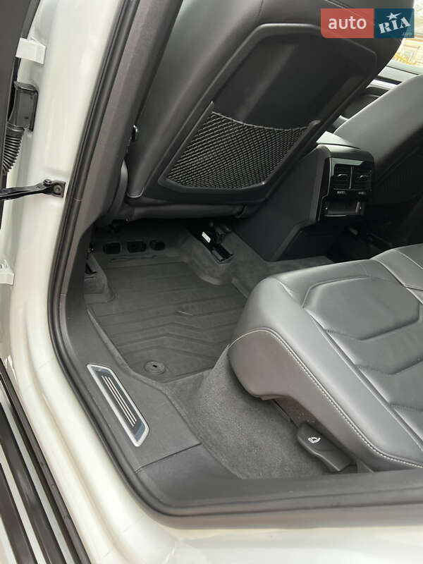 Позашляховик / Кросовер Volkswagen Touareg 2019 в Первомайську