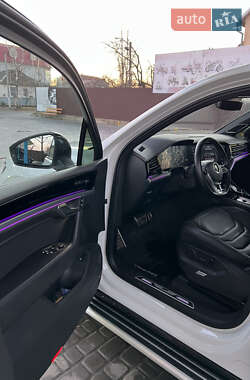 Внедорожник / Кроссовер Volkswagen Touareg 2019 в 