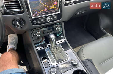 Внедорожник / Кроссовер Volkswagen Touareg 2011 в 