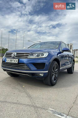 Внедорожник / Кроссовер Volkswagen Touareg 2014 в Киеве