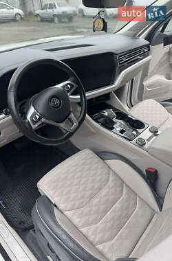 Внедорожник / Кроссовер Volkswagen Touareg 2018 в 
