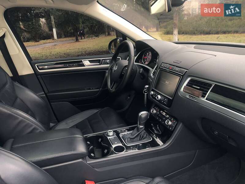 Внедорожник / Кроссовер Volkswagen Touareg 2016 в Ровно