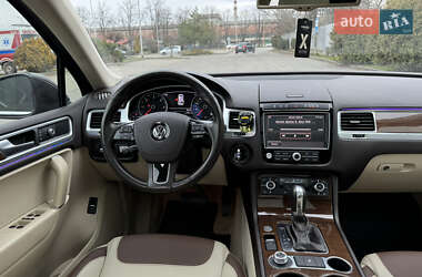 Внедорожник / Кроссовер Volkswagen Touareg 2014 в Ужгороде