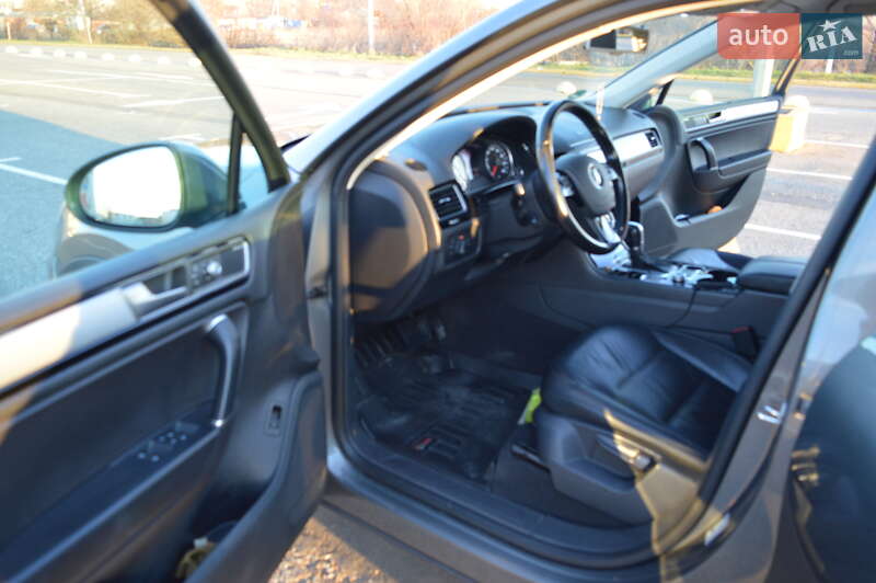 Внедорожник / Кроссовер Volkswagen Touareg 2015 в Черновцах