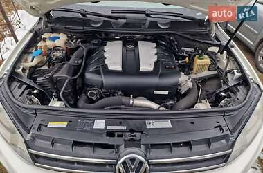 Позашляховик / Кросовер Volkswagen Touareg 2011 в 