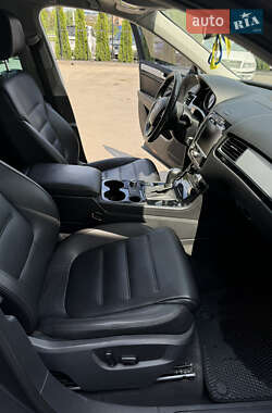 Внедорожник / Кроссовер Volkswagen Touareg 2011 в Киеве