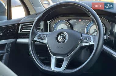 Внедорожник / Кроссовер Volkswagen Touareg 2018 в 