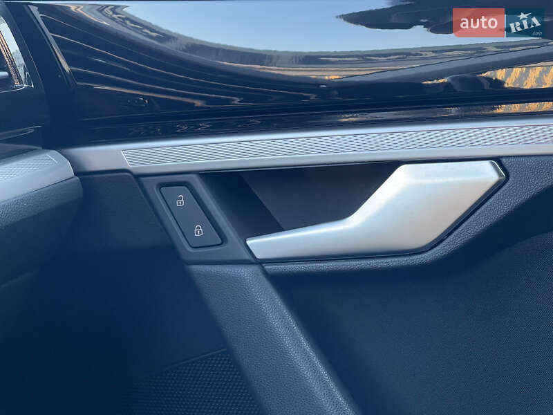 Позашляховик / Кросовер Volkswagen Touareg 2018 в Мукачевому