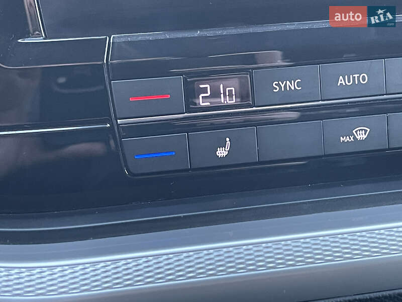 Позашляховик / Кросовер Volkswagen Touareg 2018 в Мукачевому