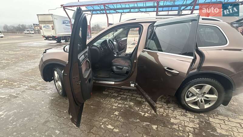 Позашляховик / Кросовер Volkswagen Touareg 2011 в Ужгороді