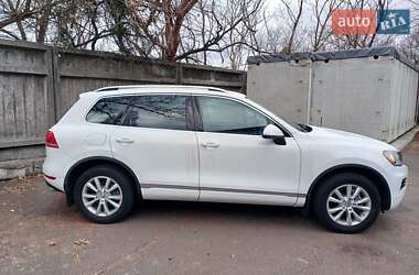 Внедорожник / Кроссовер Volkswagen Touareg 2014 в Киеве