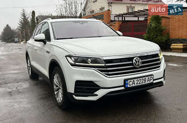 Позашляховик / Кросовер Volkswagen Touareg 2020 в Києві