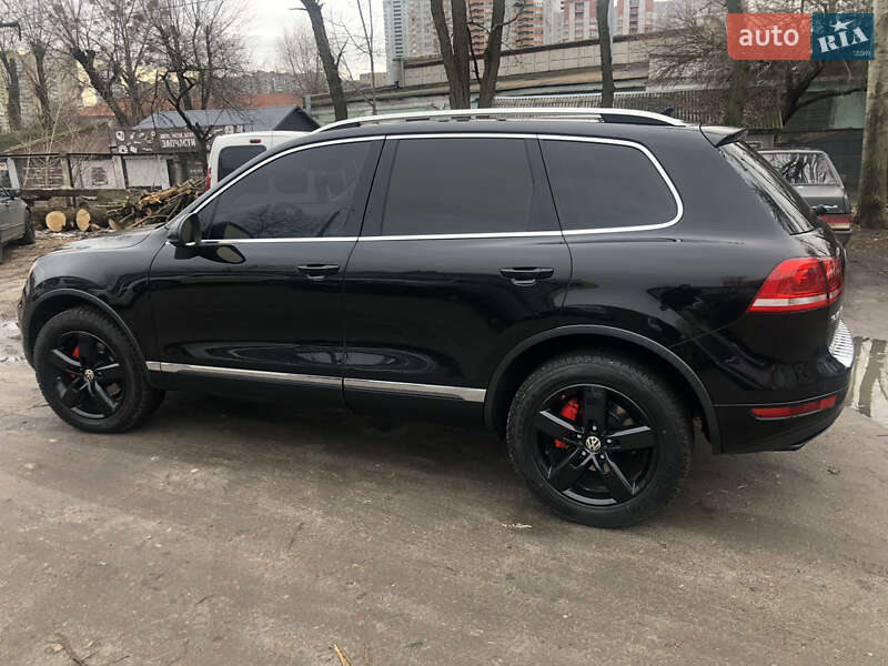 Позашляховик / Кросовер Volkswagen Touareg 2011 в Києві
