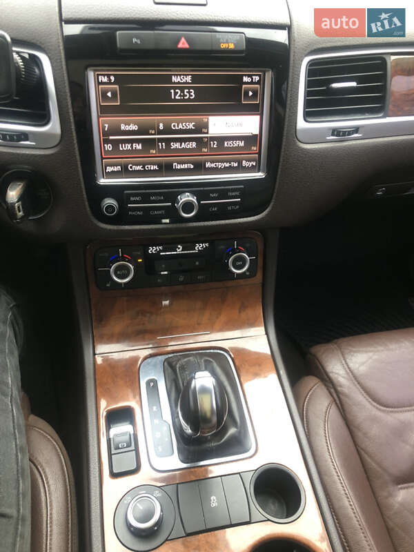 Позашляховик / Кросовер Volkswagen Touareg 2011 в Києві