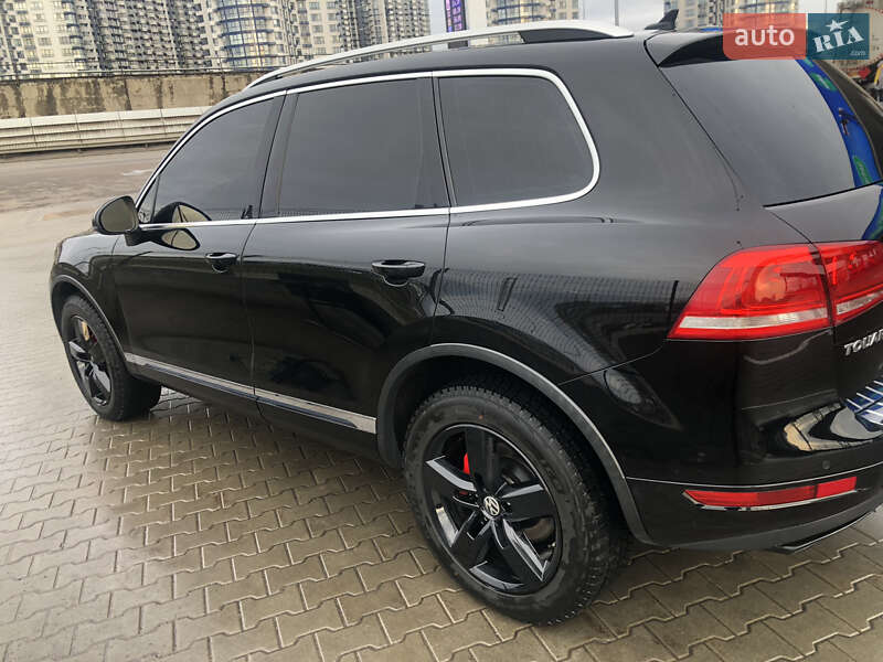 Позашляховик / Кросовер Volkswagen Touareg 2011 в Києві