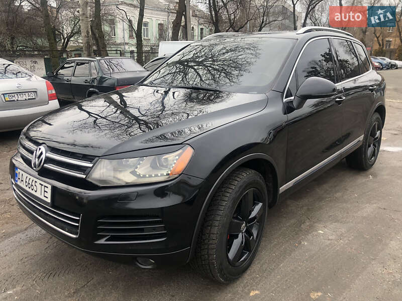 Позашляховик / Кросовер Volkswagen Touareg 2011 в Києві