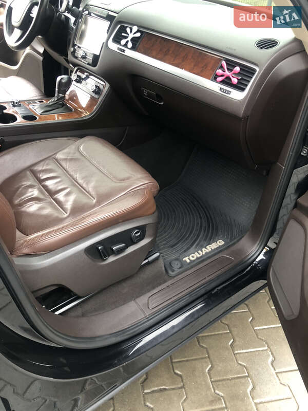 Позашляховик / Кросовер Volkswagen Touareg 2011 в Києві