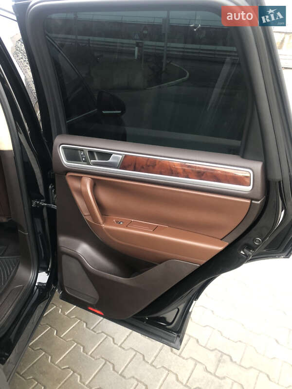 Позашляховик / Кросовер Volkswagen Touareg 2011 в Києві