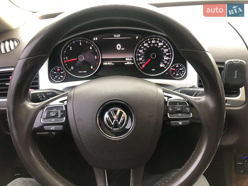 Позашляховик / Кросовер Volkswagen Touareg 2011 в Києві
