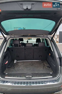 Внедорожник / Кроссовер Volkswagen Touareg 2011 в 