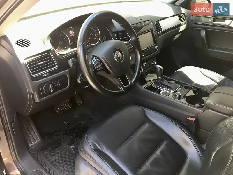 Позашляховик / Кросовер Volkswagen Touareg 2012 в 