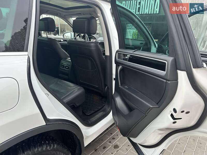 Позашляховик / Кросовер Volkswagen Touareg 2012 в Києві