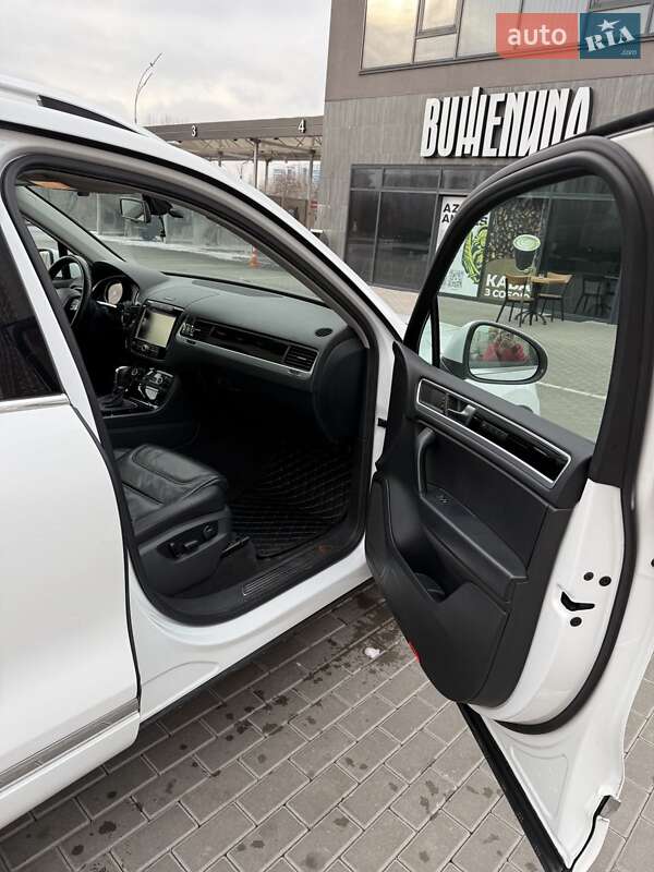 Позашляховик / Кросовер Volkswagen Touareg 2012 в Києві