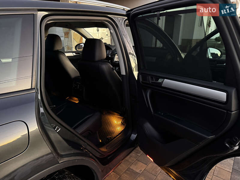 Внедорожник / Кроссовер Volkswagen Touareg 2012 в Тернополе