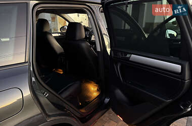 Позашляховик / Кросовер Volkswagen Touareg 2012 в 