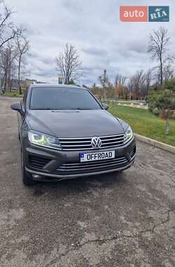 Внедорожник / Кроссовер Volkswagen Touareg 2015 в 