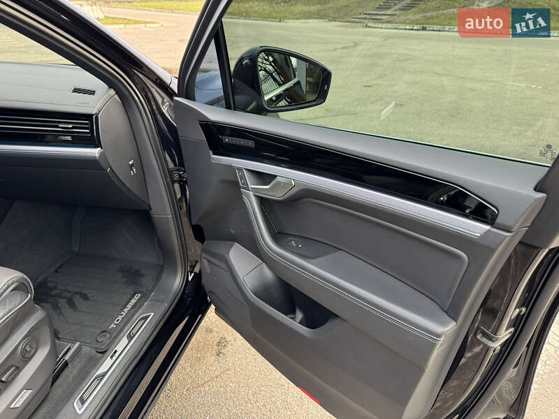 Внедорожник / Кроссовер Volkswagen Touareg 2019 в Александрие