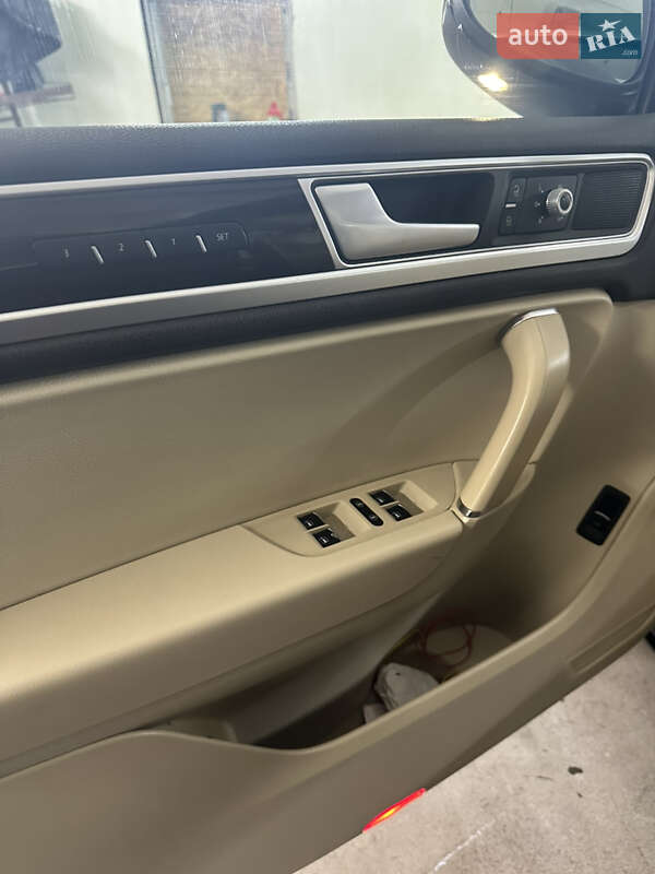 Внедорожник / Кроссовер Volkswagen Touareg 2015 в Харькове