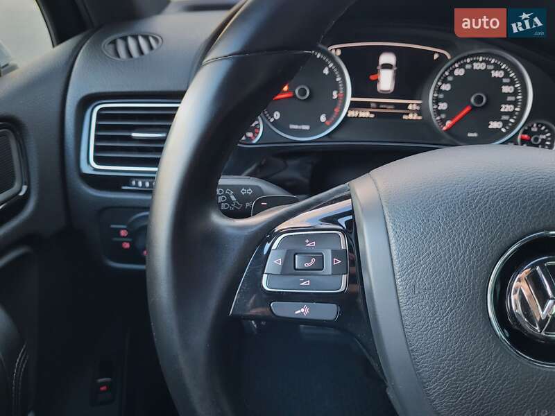Внедорожник / Кроссовер Volkswagen Touareg 2013 в Хмельницком