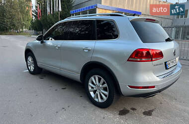 Внедорожник / Кроссовер Volkswagen Touareg 2012 в Киеве