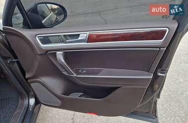 Внедорожник / Кроссовер Volkswagen Touareg 2015 в 