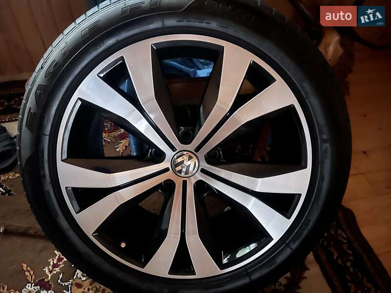 Внедорожник / Кроссовер Volkswagen Touareg 2011 в Стрые