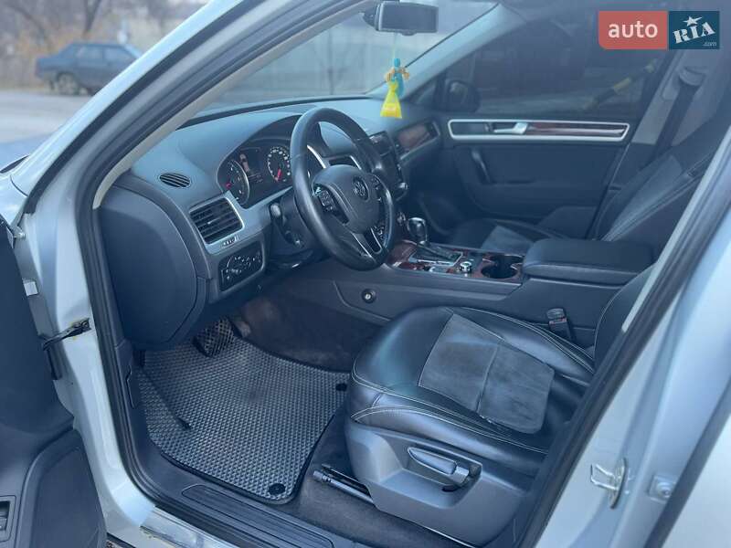 Внедорожник / Кроссовер Volkswagen Touareg 2012 в 