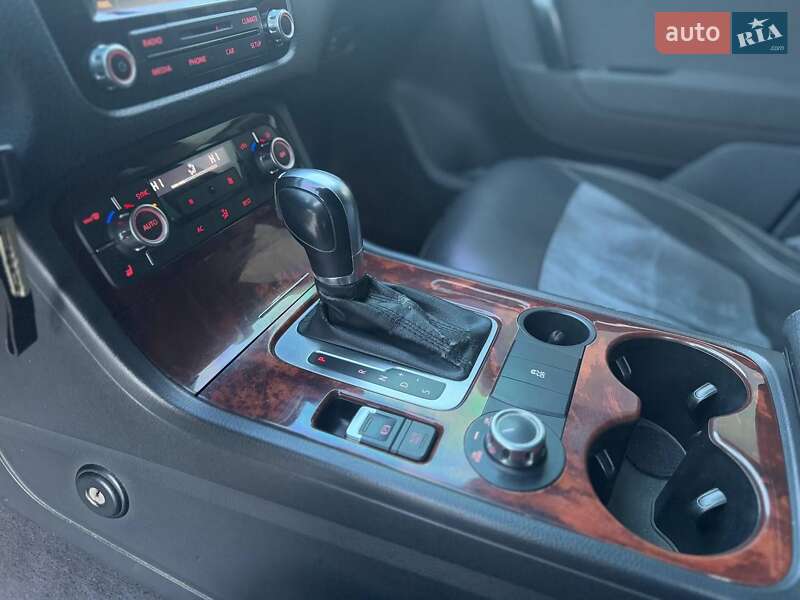 Внедорожник / Кроссовер Volkswagen Touareg 2012 в Харькове