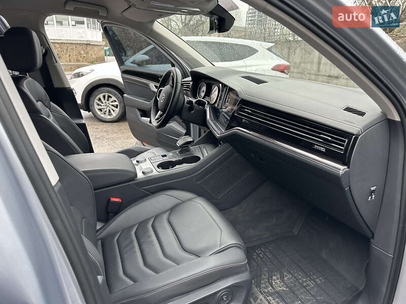 Внедорожник / Кроссовер Volkswagen Touareg 2021 в Киеве